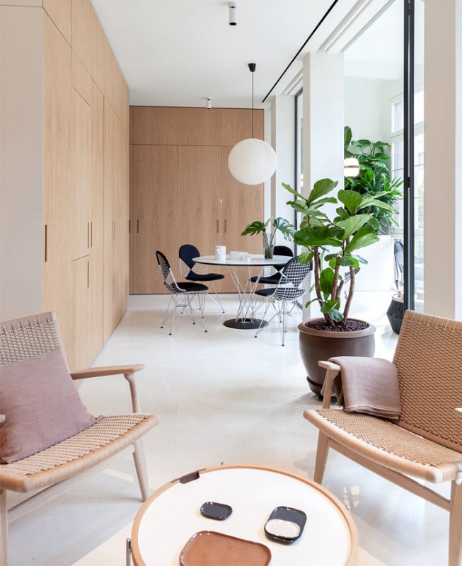 Кухня, спрятанная за элегантными стеновыми панелями в жилом проекте Barcelona Кухня, спрятанная за элегантными стеновыми панелями в жилом проекте Barcelona