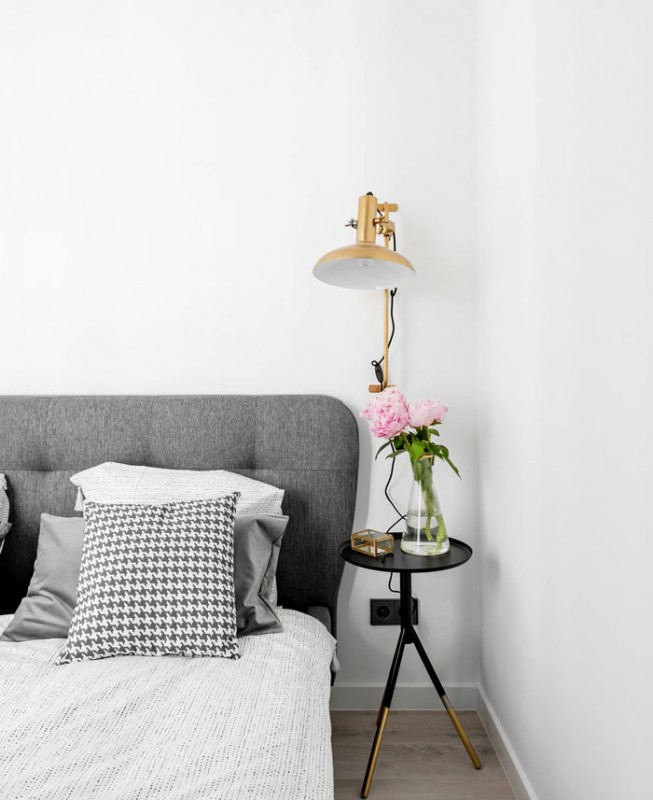 Латунный и черно-серый декор в интерьере литовской квартиры