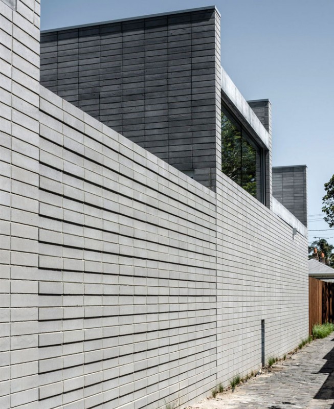 Серый камень и дерево в интерьере дома в Мельбурне, Австралия