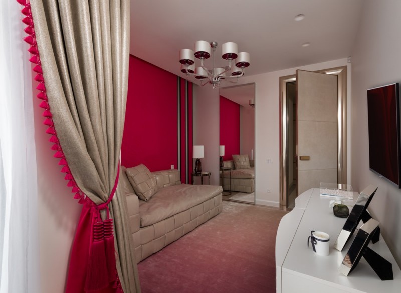 Светлый интерьер с яркими акцентами