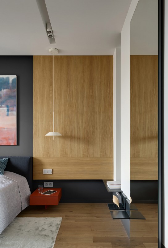 Акцент на синий и красный цвета