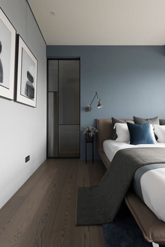 Интерьер в темных тонах с яркими акцентами Интерьер в темных тонах с яркими акцентами