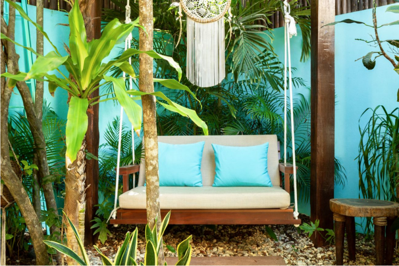 Красочный тропический модернизм в интерьере виллы в Мексике