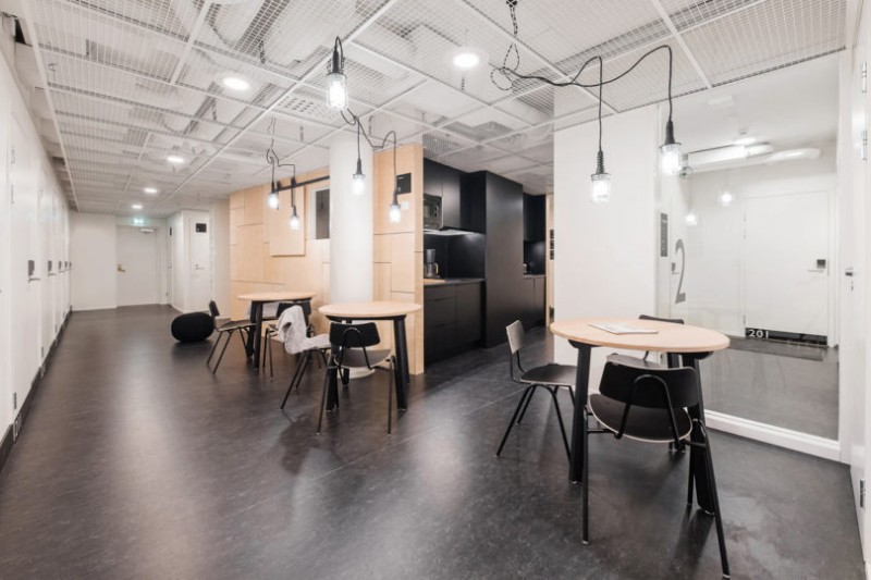 Бывший банк в Ювяскюля, Финляндия, был преобразован в современный хостел Studio Puisto Architects Бывший банк в Ювяскюля, Финляндия, был преобразован в современный хостел Studio Puisto Architects