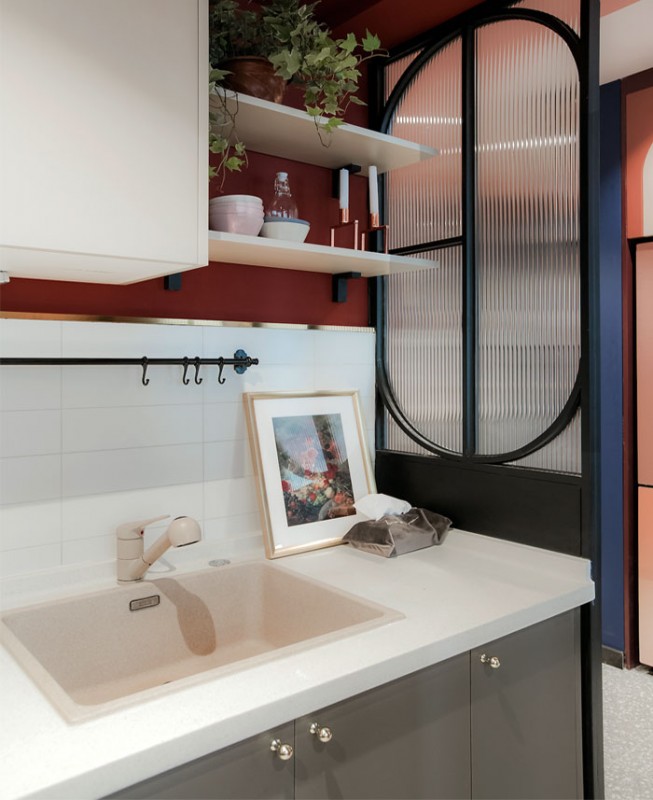 Игра форм, закругленных углов и ярких цветов в дизайне квартиры в Чэнду, Китай