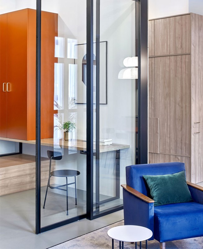 Интенсивные контрастные цвета и материалы в интерьере минской квартиры Интенсивные контрастные цвета и материалы в интерьере минской квартиры