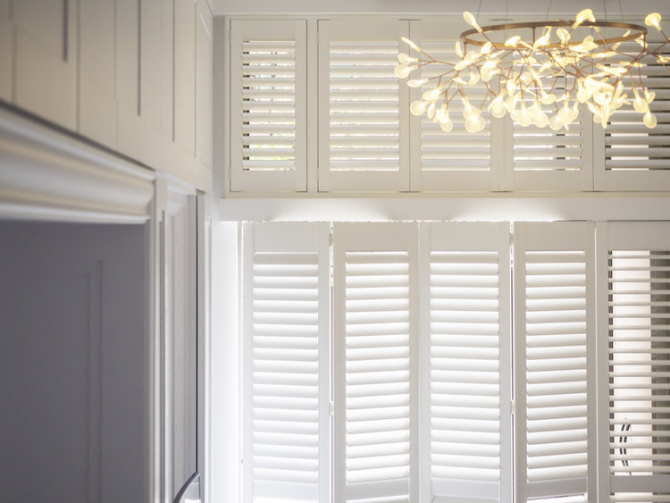 Яркие акценты в белоснежном интерьере