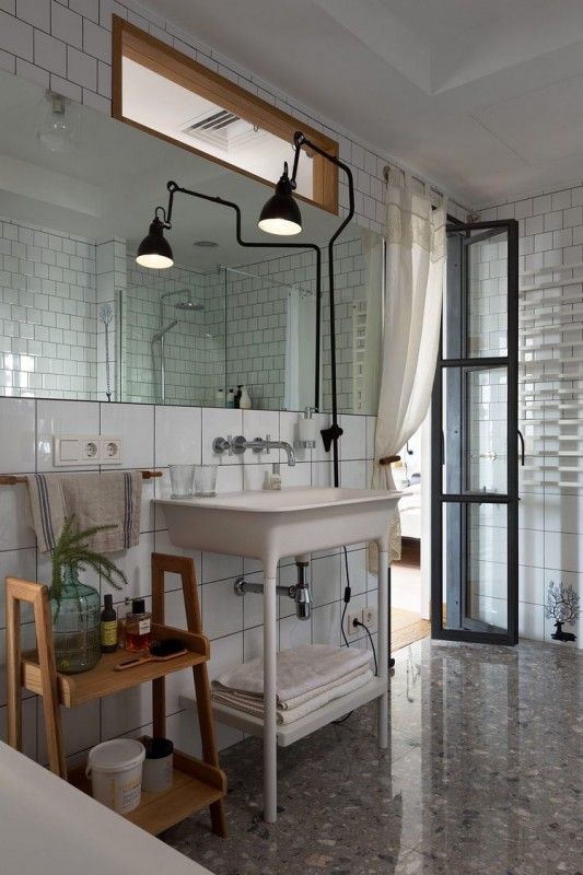 Контраст темных и светлых поверхностей в интерьере просторных апартаментов