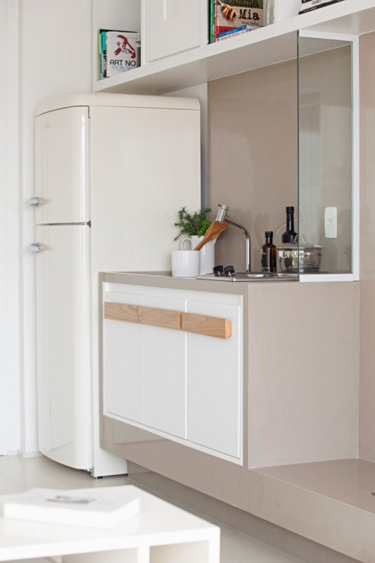 Нейтральная цветовая палитра и стеклянные стены в компактной квартире площадью 35 м2 Нейтральная цветовая палитра и стеклянные стены в компактной квартире площадью 35 м2