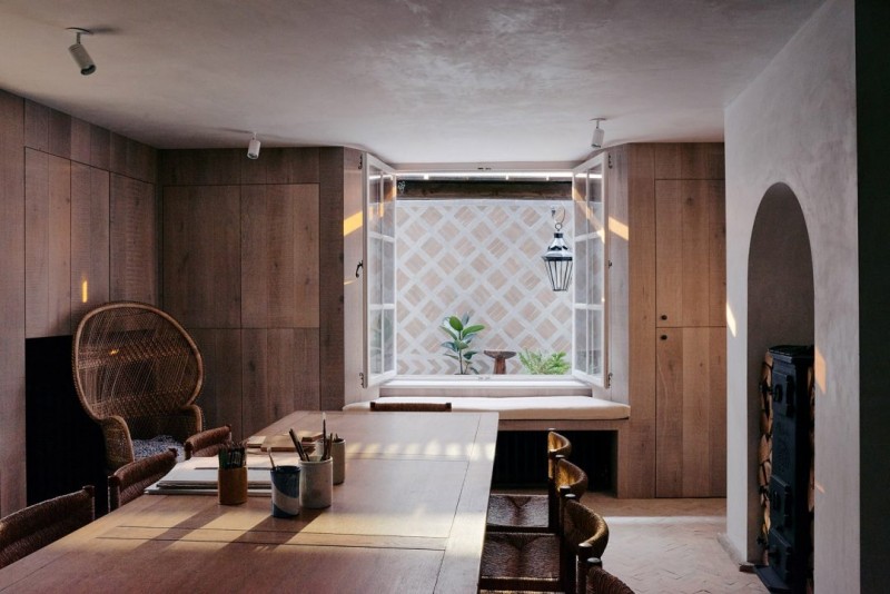 Сочетание дерева, мрамора и натуральных материалов в интерьере уютного особняка