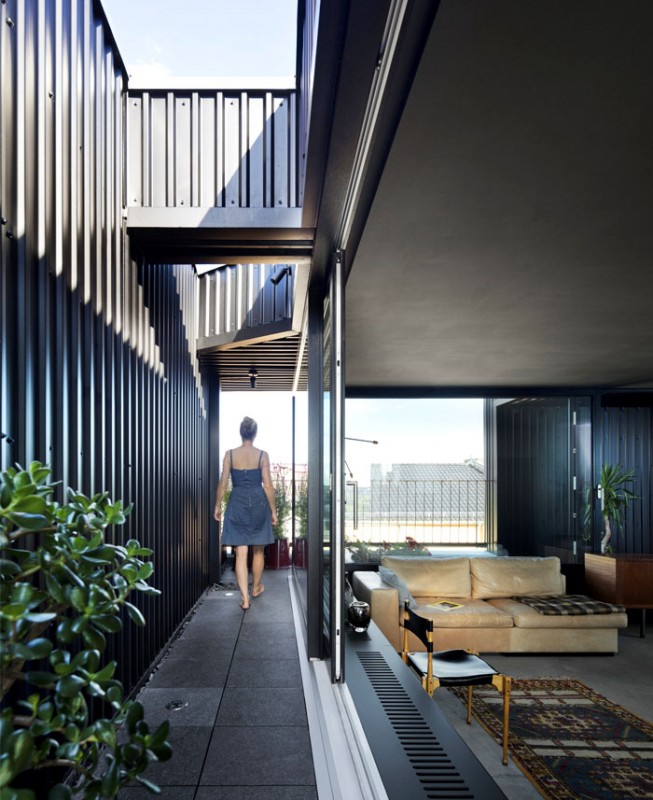 Современный городской пентхаус в темных тонах в Берлине Современный городской пентхаус в темных тонах в Берлине