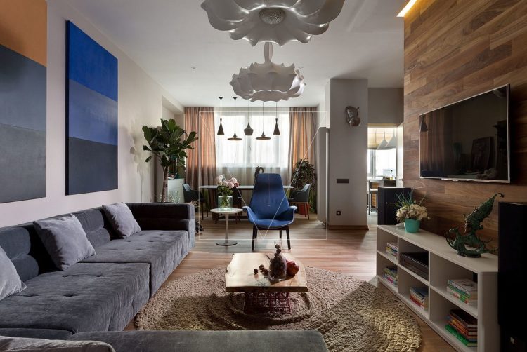 Деревянные поверхности и яркие цвета - современная квартира для молодой семьи