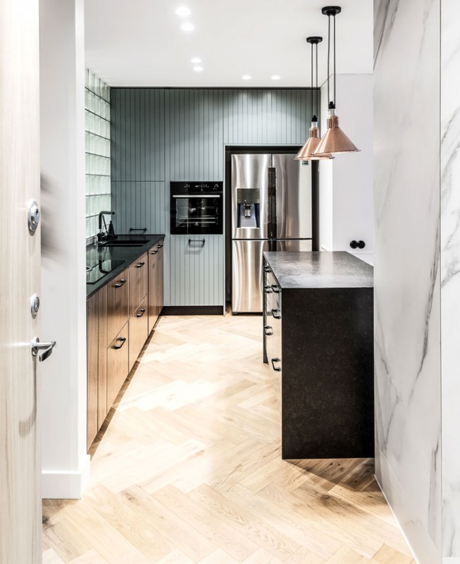 Эклектичная современная квартира, оформленная в серых тонах