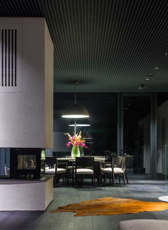 Интерьер двухэтажного дома в лесу