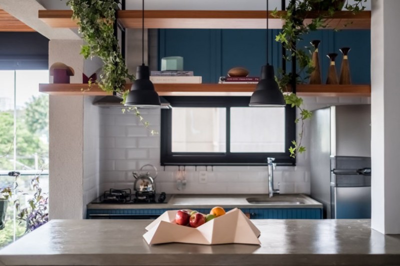 Интерьер квартиры в Сан-Паулу, сочетающий в себе элементы деревенского стиля и оттенки синего