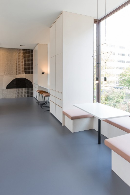 Лёгкий красочный дизайн офиса компании FinTech Bridgevest в Роттердаме