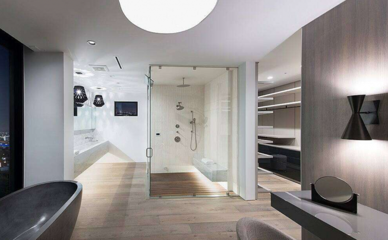 Роскошная современная резиденция, расположенная в Лос-Анджелесе