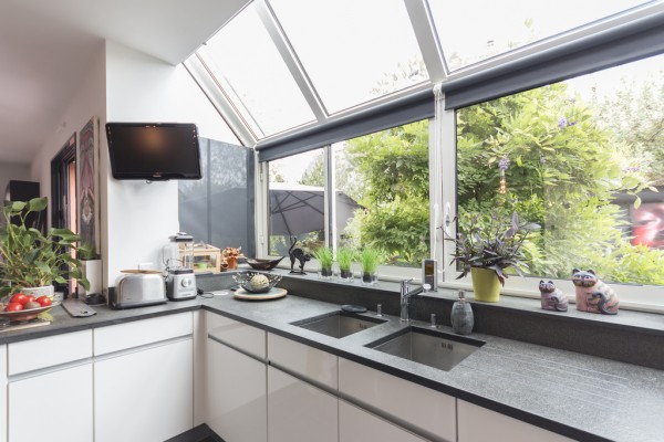 Смелое использование ярких цветов на вилле во Франции