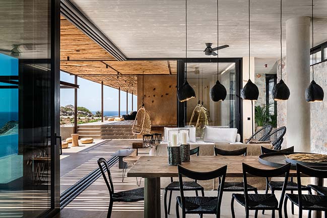 Вилла на Крите, интегрированная в дикий ландшафт и выполненная из камня и натуральных материалов