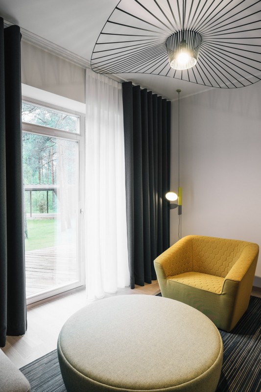 Минималистские апартаменты с синими и желтыми акцентами в Нымме, Эстония