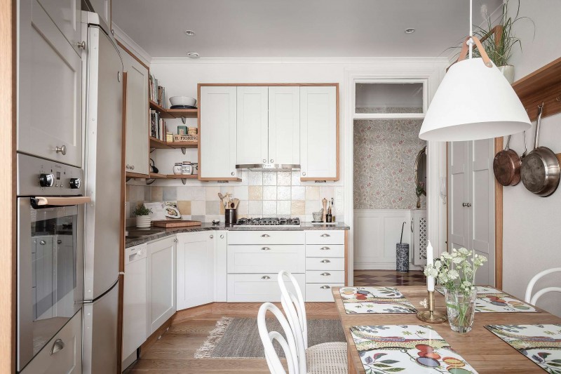 Высокие потолки и хорошо сохранившиеся детали начала ХХ века в апартаментах в Стокгольме