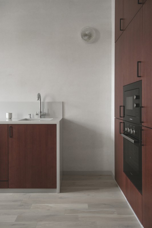 Акцентные фасады из шпонированного дерева в интерьере минской квартиры Акцентные фасады из шпонированного дерева в интерьере минской квартиры