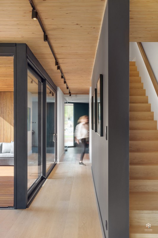 Интерьер дома у озера в деревне недалеко от Познани, Польша