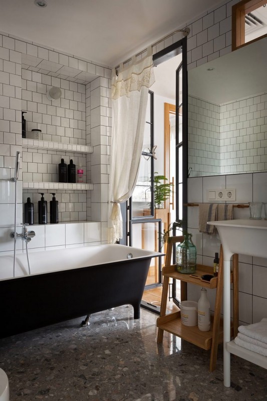 Контраст темных и светлых поверхностей в интерьере просторных апартаментов