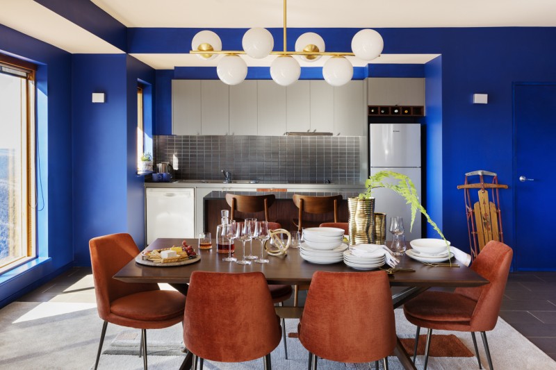 Насыщенные кобальтовые оттенки в сочетании с круглыми формами и металлическими акцентами Насыщенные кобальтовые оттенки в сочетании с круглыми формами и металлическими акцентами