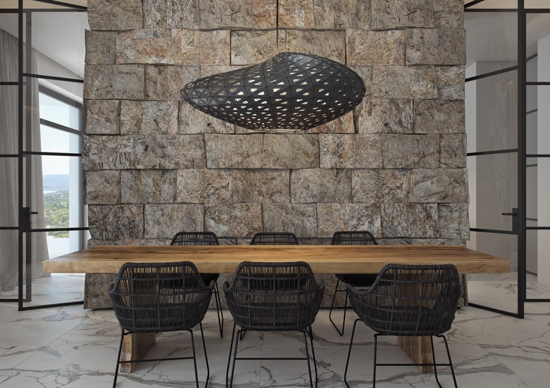 Панорамные окна в доме у моря