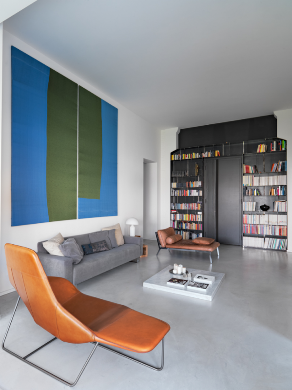 Светлая квартира с яркими элементами декора