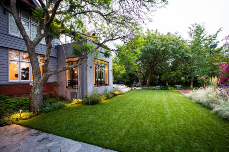 Великолепный проект организации террасы и сада с бассейном в загородном доме