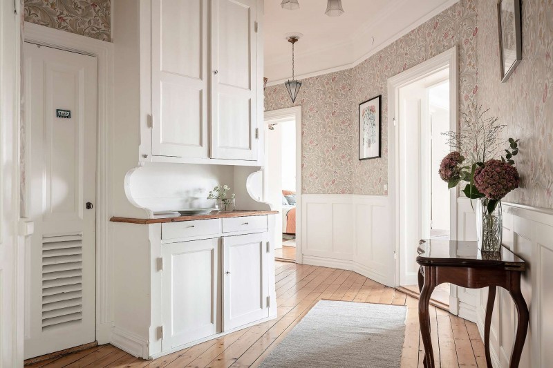 Высокие потолки и хорошо сохранившиеся детали начала ХХ века в апартаментах в Стокгольме