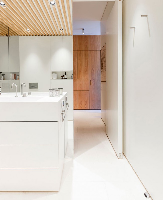 Кухня, спрятанная за элегантными стеновыми панелями в жилом проекте Barcelona Кухня, спрятанная за элегантными стеновыми панелями в жилом проекте Barcelona