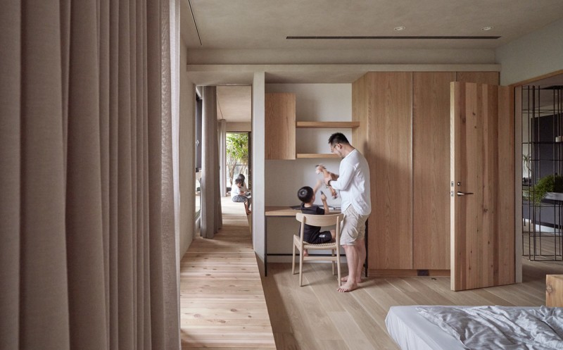 Сочетание дерева и металла в дизайне просторного семейного дома