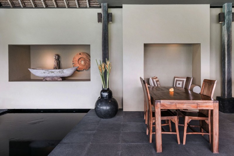 Современная вилла с соломенной крышей и видом на джунгли