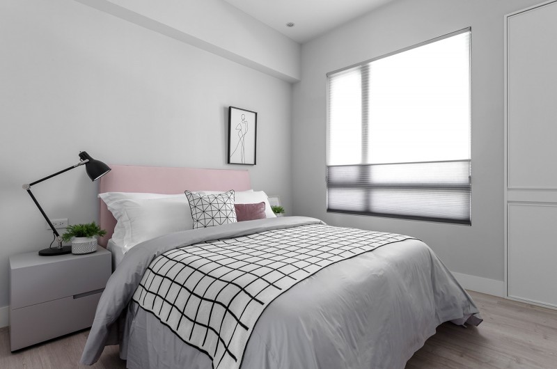 Темные кронтрастные элементы декора в светлом интерьере