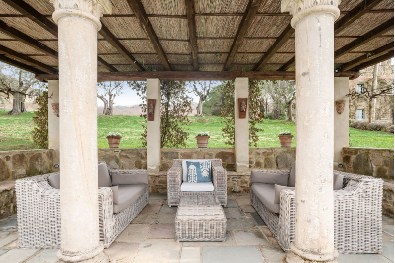 Замковая каменная вилла, расположенная на 84 гектарах леса в пасторальной Тоскане