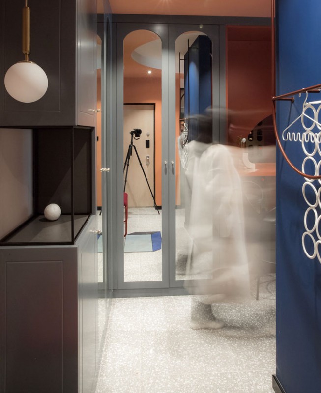 Игра форм, закругленных углов и ярких цветов в дизайне квартиры в Чэнду, Китай