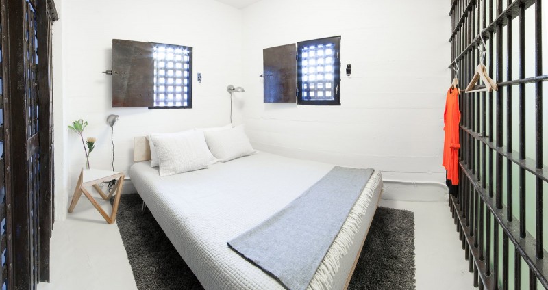 Крошечный отель, переоборудованный из двухкамерной тюрьмы Крошечный отель, переоборудованный из двухкамерной тюрьмы