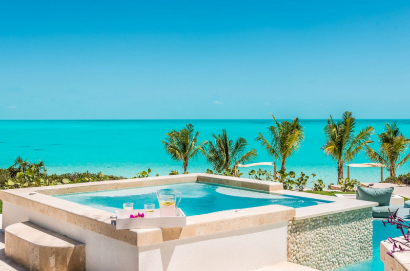 Небольшой отель Pearl West в городе Лонг-Бэй-Хиллс, острова Тёркс и Кайкос