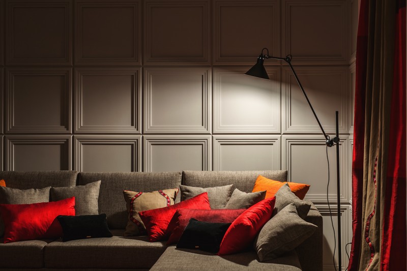 Светлые апартаменты с яркими акцентами