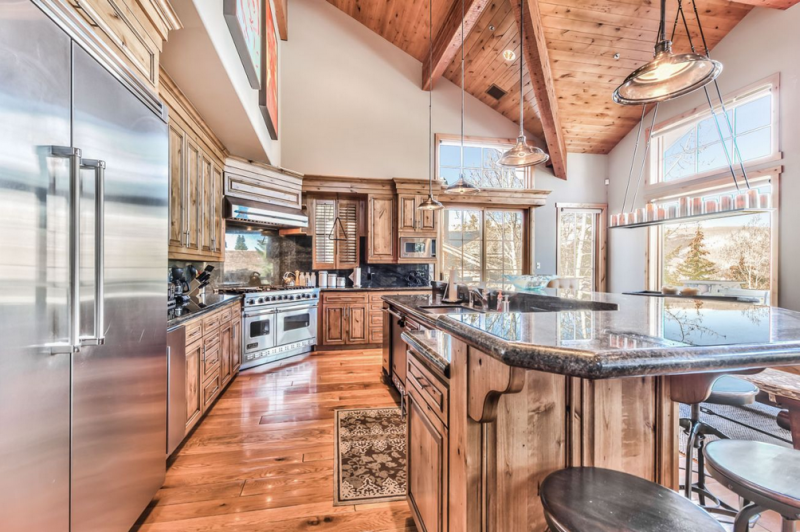 Сводчатое современное шале в штате Юта Сводчатое современное шале в штате Юта