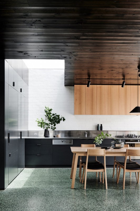 Уютный контрастный интерьер небольшого бунгало в Брансуике, пригороде Мельбурна