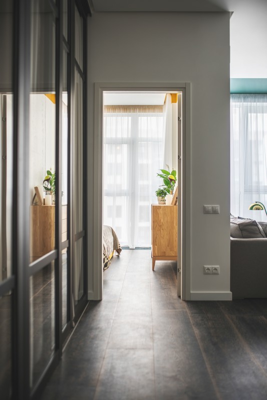 Акцент на детали золотого цвета и яркие стены Акцент на детали золотого цвета и яркие стены