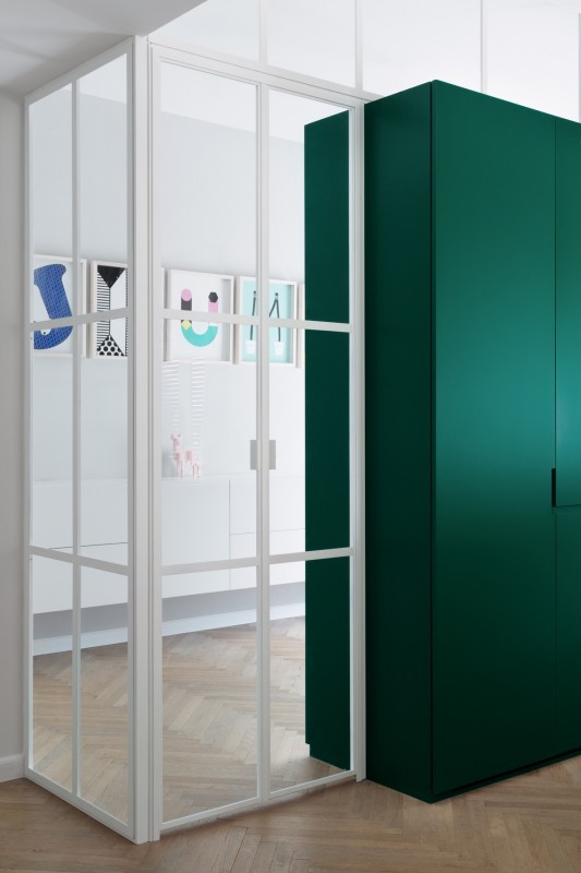 Дом в стиле "баухауз" с внутренними стеклянными стенами в Тель-Авиве Дом в стиле "баухауз" с внутренними стеклянными стенами в Тель-Авиве