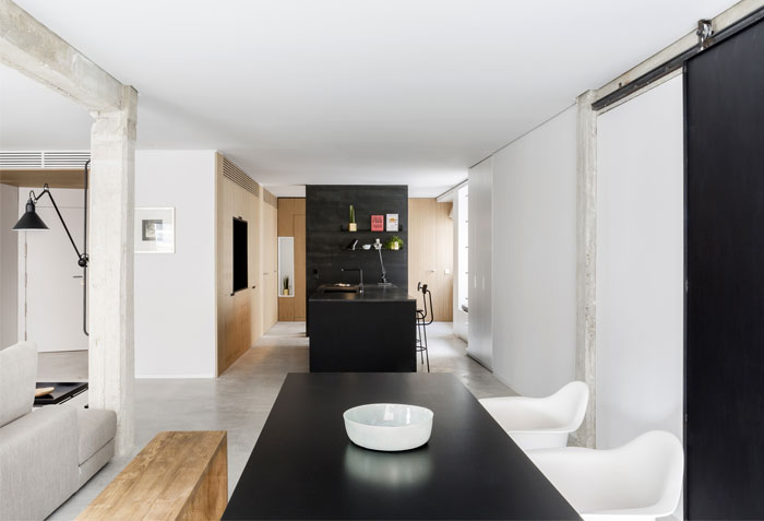 Сдержанные цвета, элегантная простота форм и материалов в интерьере мадридской квартиры