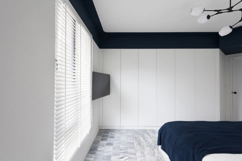 Сочетание черных деталей с белым и синим в интерьере апартаментов в Тайбэе, Тайвань Сочетание черных деталей с белым и синим в интерьере апартаментов в Тайбэе, Тайвань