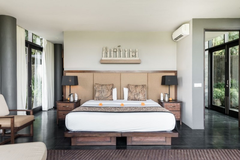 Современная вилла с соломенной крышей и видом на джунгли