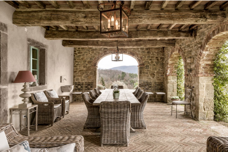 Замковая каменная вилла, расположенная на 84 гектарах леса в пасторальной Тоскане